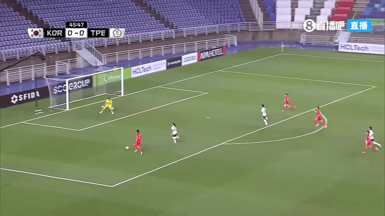 云开体育网站-自己都不敢相信！韩国女足球员近距离空门打偏，倒地抱头懊悔不已