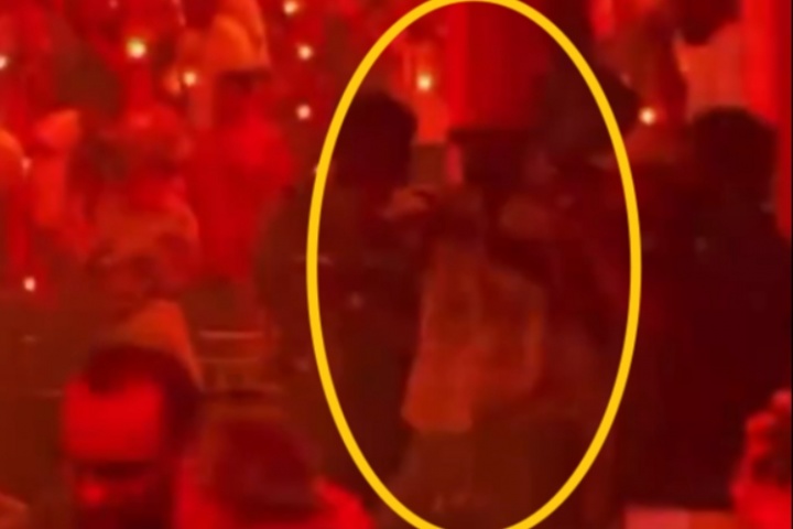 丝毫不受影响！詹姆斯现身坏痞兔演唱会手持饮品激情热舞